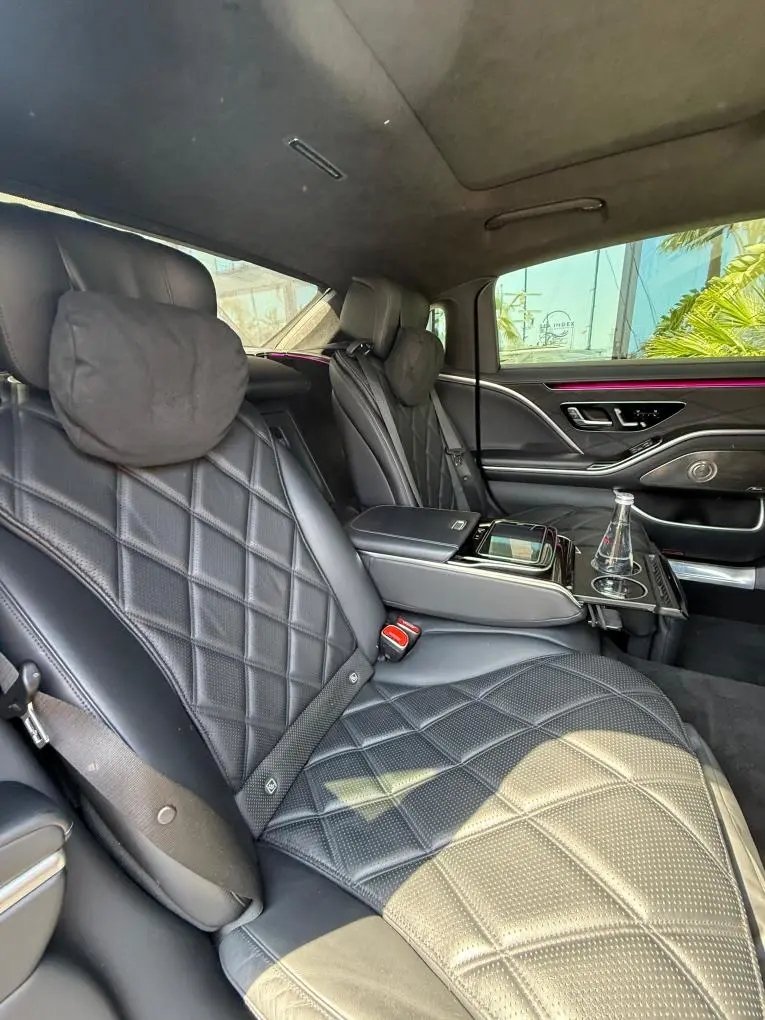 Maybach S580 2023, Innenraum — Super Car Rental Switzerland, Switzerland. Maybach S580 in Switzerland Der Maybach S580 aus dem Jahr 2023 kann in Switzerland als…