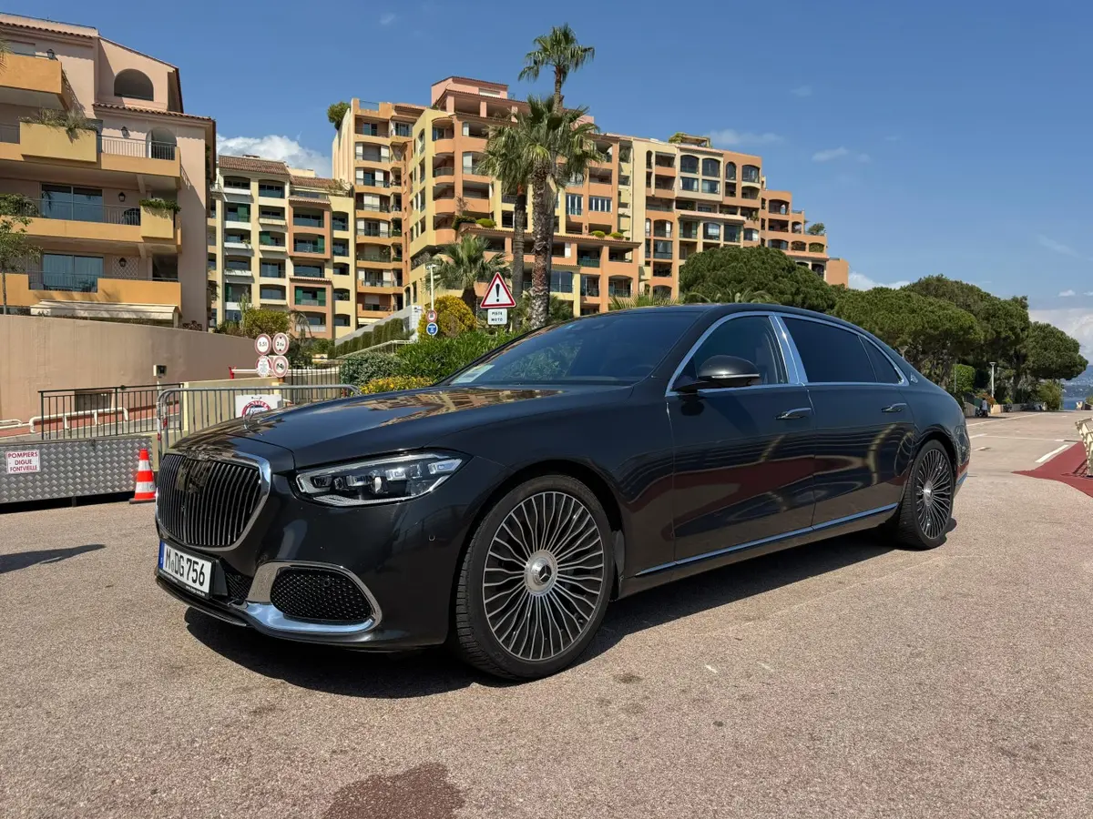 Maybach S580 2023, Armaturenbrett — Super Car Rental Switzerland, Switzerland. Maybach S580 in Switzerland Der Maybach S580 aus dem Jahr 2023 kann in Switzerland als…