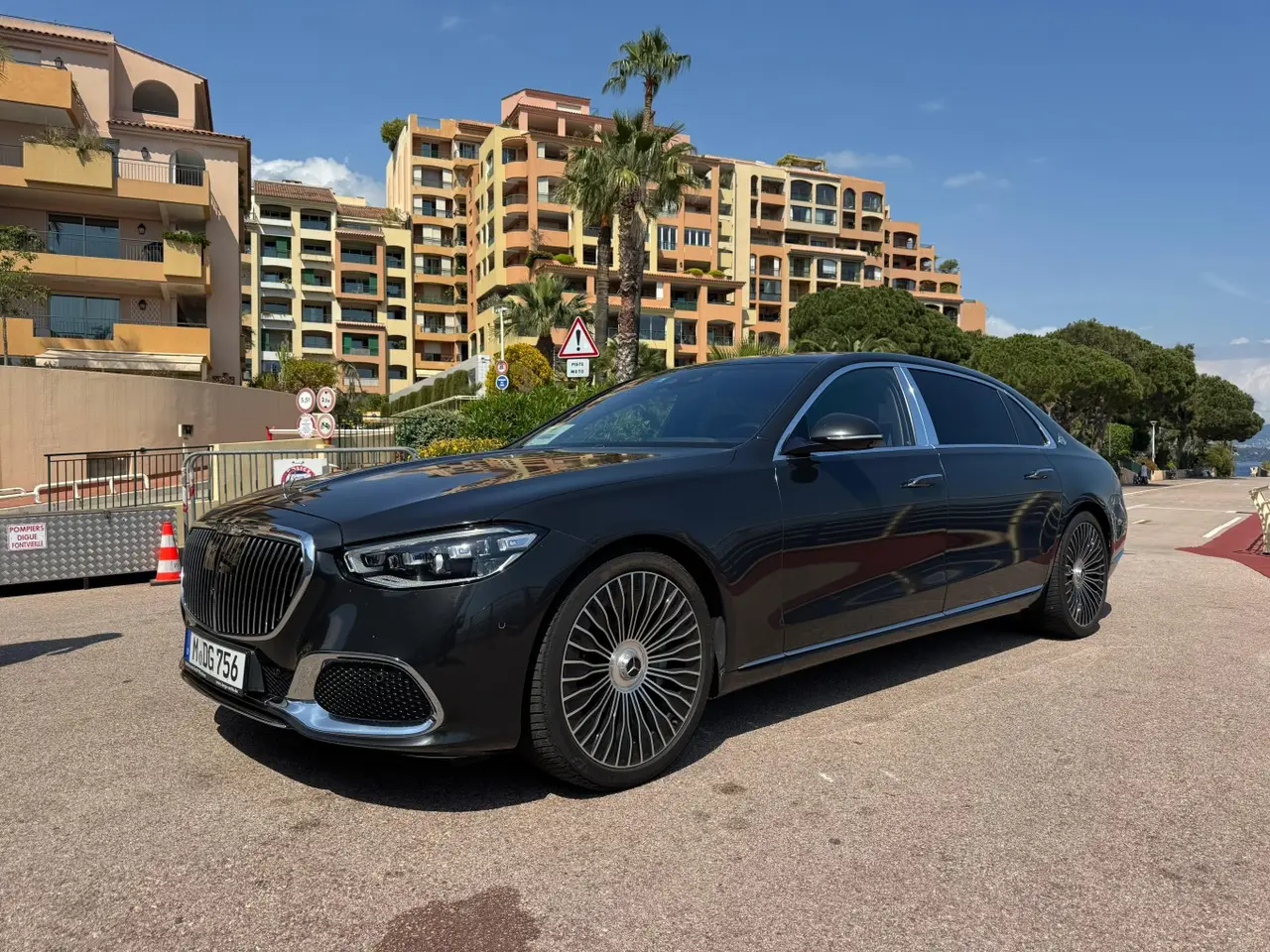 Maybach S580 2023, Armaturenbrett — Super Car Rental Switzerland, Switzerland. Maybach S580 in Switzerland Der Maybach S580 aus dem Jahr 2023 kann in Switzerland als…