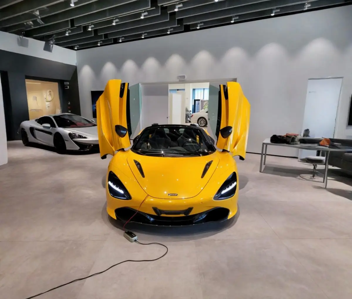 McLaren 720S Spider 2022, esterno — Super Car Rental Switzerland, Switzerland. McLaren 720S Spider in Switzerland Il McLaren 720S Spider 2022 è proposto a noleggio in…