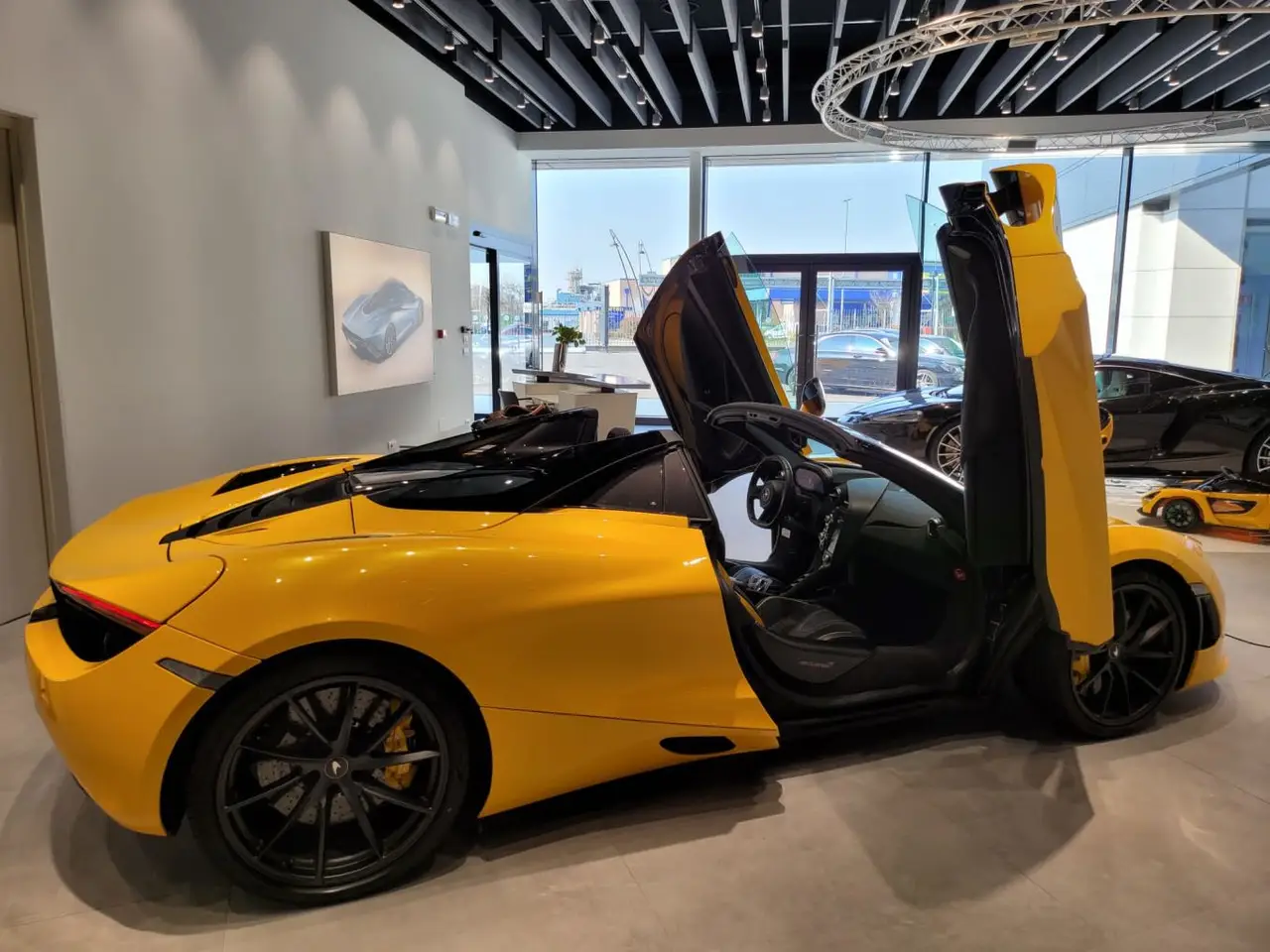McLaren 720S Spider 2022, vista frontale — Super Car Rental Switzerland, Switzerland. McLaren 720S Spider in Switzerland Il McLaren 720S Spider 2022 è proposto a noleggio in…