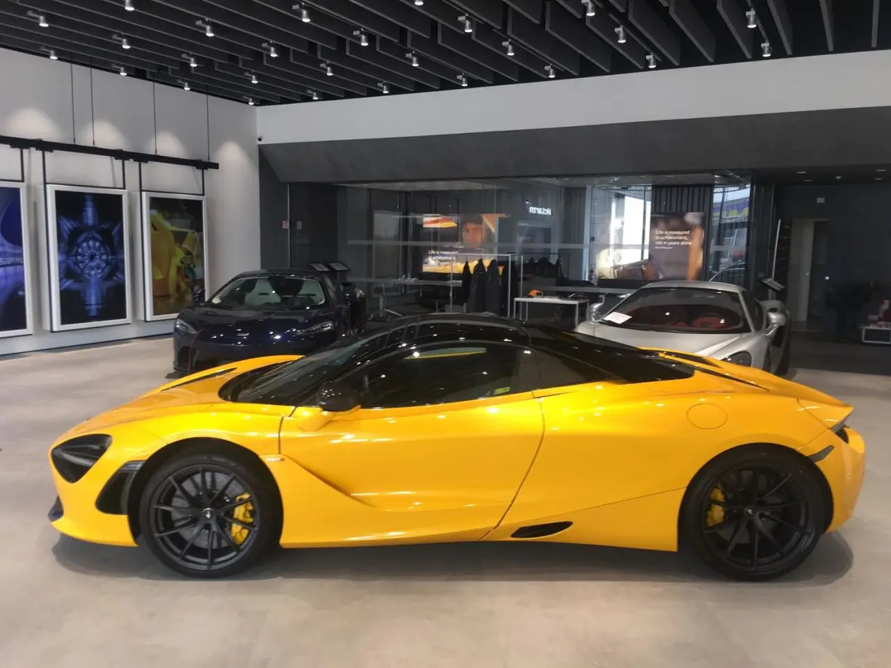 McLaren 720S Spider 2022, vista posteriore — Super Car Rental Switzerland, Switzerland. McLaren 720S Spider in Switzerland Il McLaren 720S Spider 2022 è proposto a noleggio in…