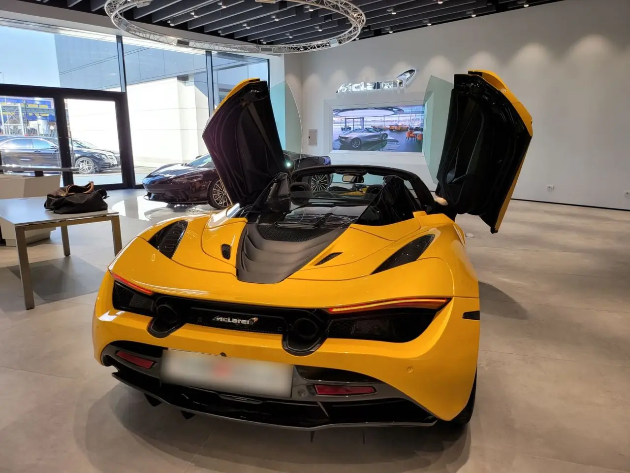 McLaren 720S Spider 2022, interni — Super Car Rental Switzerland, Switzerland. McLaren 720S Spider in Switzerland Il McLaren 720S Spider 2022 è proposto a noleggio in…