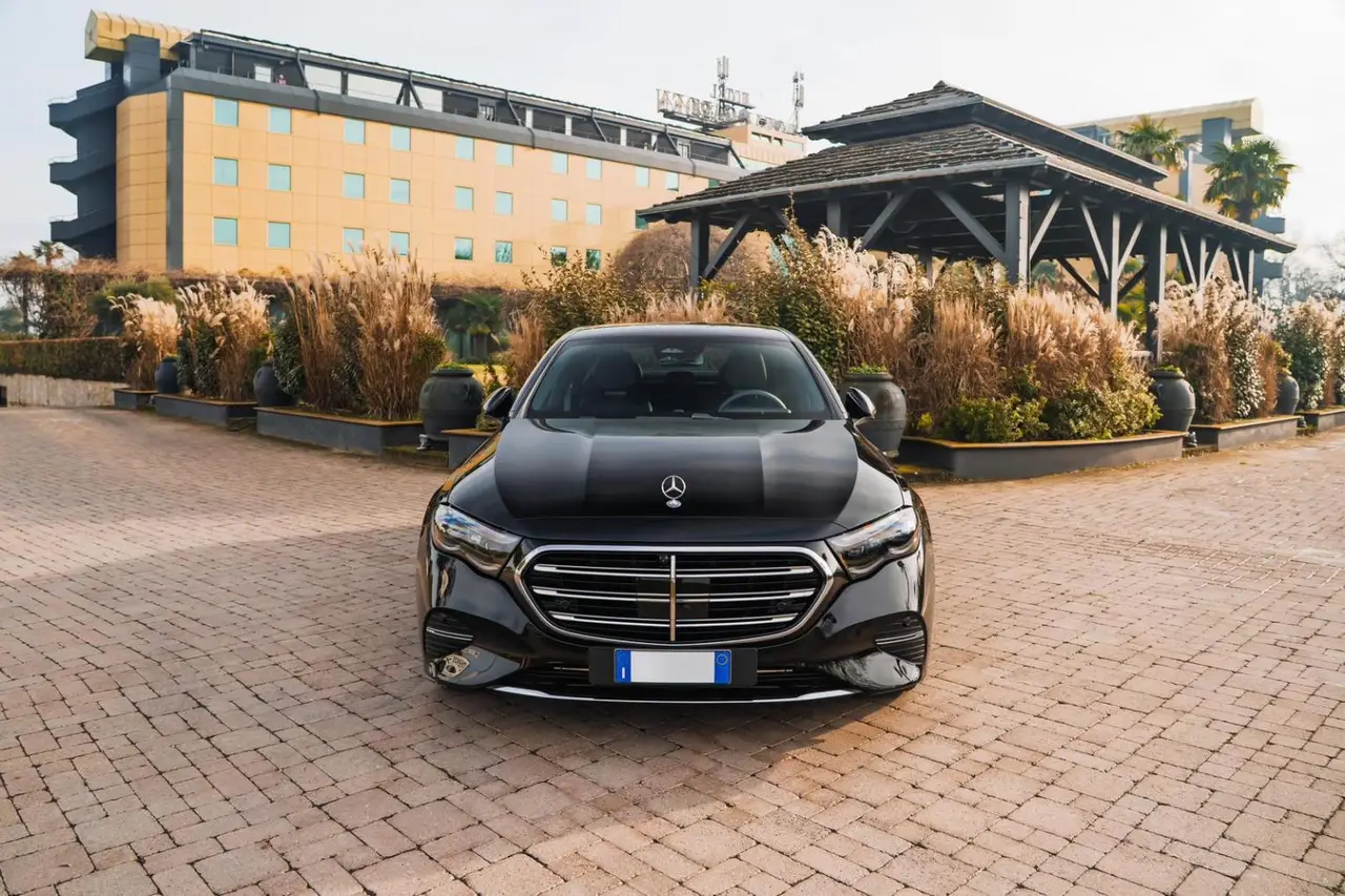 Mercedes Benz E-klasse 220d Premium Plus 2026, front view — Super Car Rental Switzerland, Switzerland. Mercedes Benz E-klasse 220d Premium Plus in Switzerland The Mercedes Benz E-klasse 220d…
