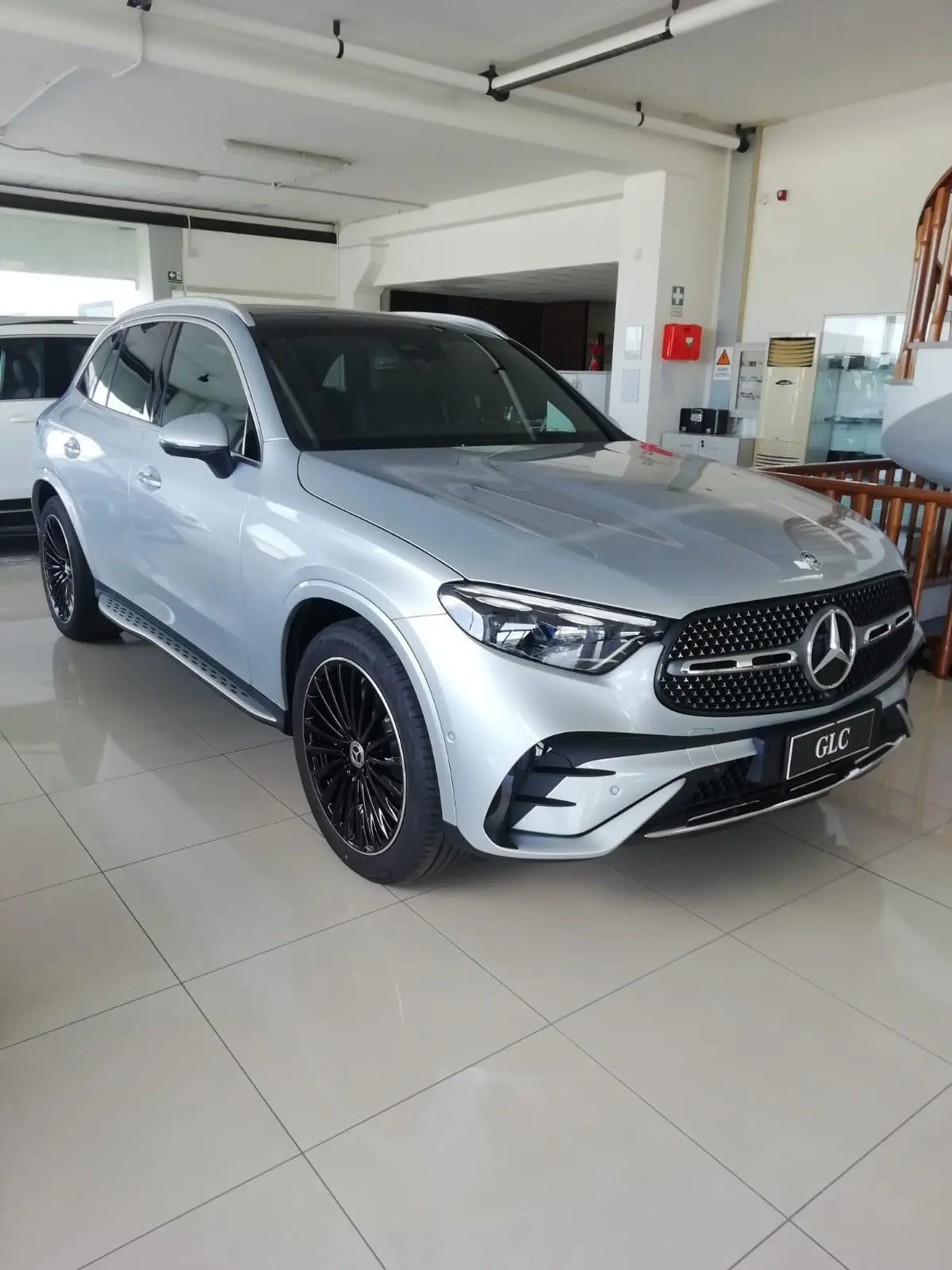 Mercedes Benz GLC 2025, vue arrière — Super Car Rental Switzerland, Switzerland. Mercedes Benz GLC in Switzerland Louer le Mercedes Benz GLC 2025 en Suisse répond à une…