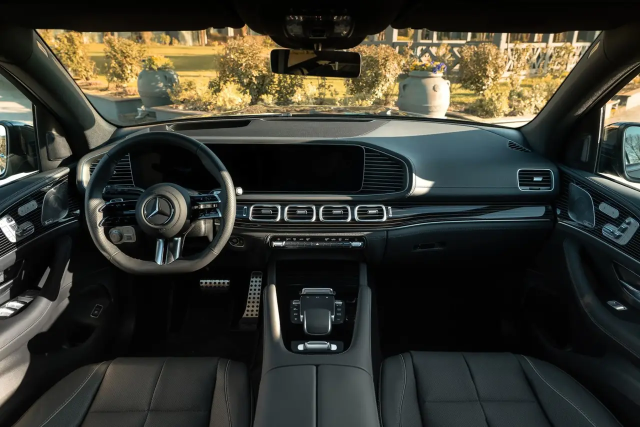 Mercedes Benz GLS-klasse 350 D Exclusive 7 Posti 2025, vue avant — Super Car Rental Switzerland, Switzerland. Mercedes Benz GLS-klasse 350 D Exclusive 7 Posti in Switzerland La Mercedes Benz…