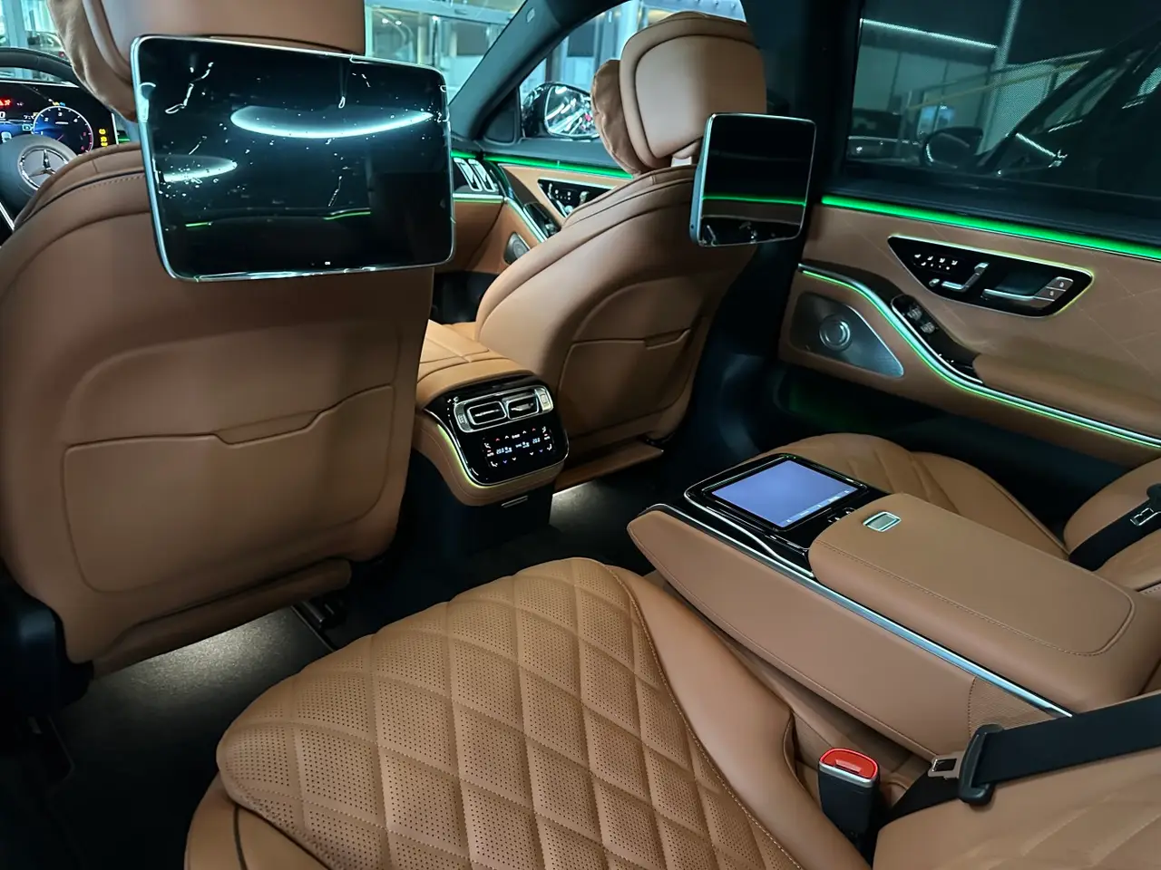 Mercedes Benz S-klasse S400 Long 4-Matic 2023, Innenraum — Super Car Rental Switzerland, Switzerland. Mercedes Benz S-klasse S400 Long 4-Matic in Switzerland Der Mercedes Benz S-klasse S400…