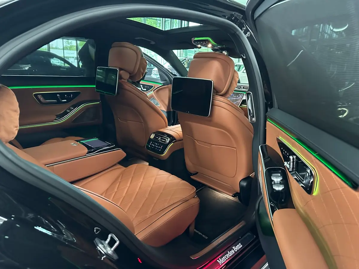Mercedes Benz S-klasse S400 Long 4-Matic 2023, Armaturenbrett — Super Car Rental Switzerland, Switzerland. Mercedes Benz S-klasse S400 Long 4-Matic in Switzerland Der Mercedes Benz S-klasse S400…