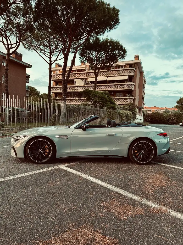 Mercedes Benz SL63 Cabrio 2023, extérieur — Super Car Rental Switzerland, Switzerland. Mercedes Benz SL63 Cabrio in Switzerland La Mercedes Benz SL63 Cabrio 2023 est proposée à…