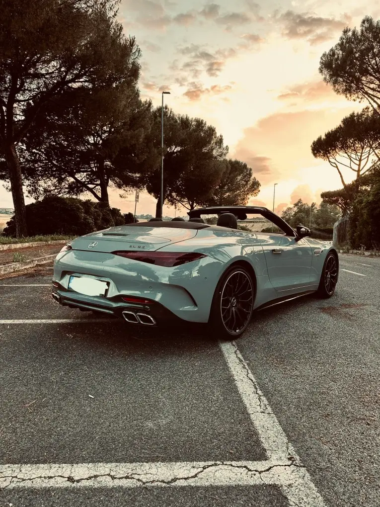 Mercedes Benz SL63 Cabrio 2023, vue arrière — Super Car Rental Switzerland, Switzerland. Mercedes Benz SL63 Cabrio in Switzerland La Mercedes Benz SL63 Cabrio 2023 est proposée à…