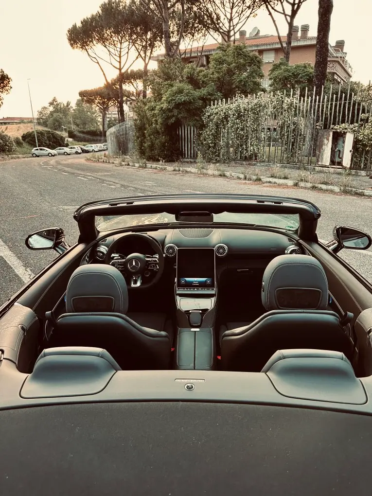 Mercedes Benz SL63 Cabrio 2023, intérieur — Super Car Rental Switzerland, Switzerland. Mercedes Benz SL63 Cabrio in Switzerland La Mercedes Benz SL63 Cabrio 2023 est proposée à…