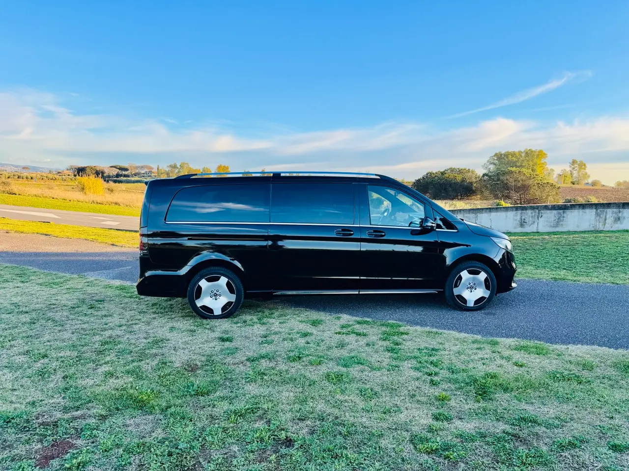Mercedes Benz V300 4x4 XL Exclusive 7 seats 2025, Frontansicht — Super Car Rental Switzerland, Switzerland. Mercedes Benz V300 4x4 XL Exclusive 7 seats in Switzerland Der Mercedes Benz V300 4x4 XL…