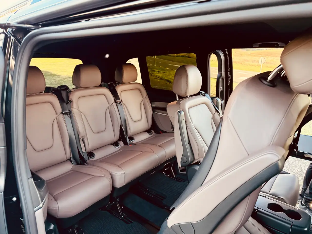 Mercedes Benz V300 4x4 XL Exclusive 7 seats 2025, Innenraum — Super Car Rental Switzerland, Switzerland. Mercedes Benz V300 4x4 XL Exclusive 7 seats in Switzerland Der Mercedes Benz V300 4x4 XL…