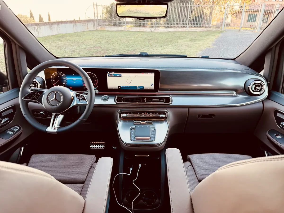 Mercedes Benz V300 4x4 XL Exclusive 7 seats 2025, Armaturenbrett — Super Car Rental Switzerland, Switzerland. Mercedes Benz V300 4x4 XL Exclusive 7 seats in Switzerland Der Mercedes Benz V300 4x4 XL…
