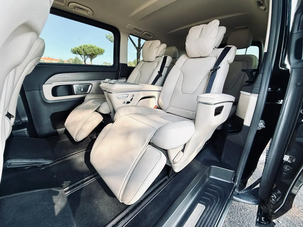 Mercedes Benz V300 4x4 XL VIP (Captain, 7 seat) 2025, Außenansicht — Super Car Rental Switzerland, Switzerland. Mercedes Benz V300 4x4 XL VIP (Captain, 7 seat) in Switzerland Der Mercedes Benz V300 4x4…