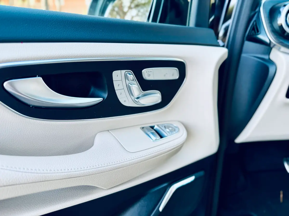 Mercedes Benz V300 4x4 XL VIP (Captain, 7 seat) 2025, Frontansicht — Super Car Rental Switzerland, Switzerland. Mercedes Benz V300 4x4 XL VIP (Captain, 7 seat) in Switzerland Der Mercedes Benz V300 4x4…