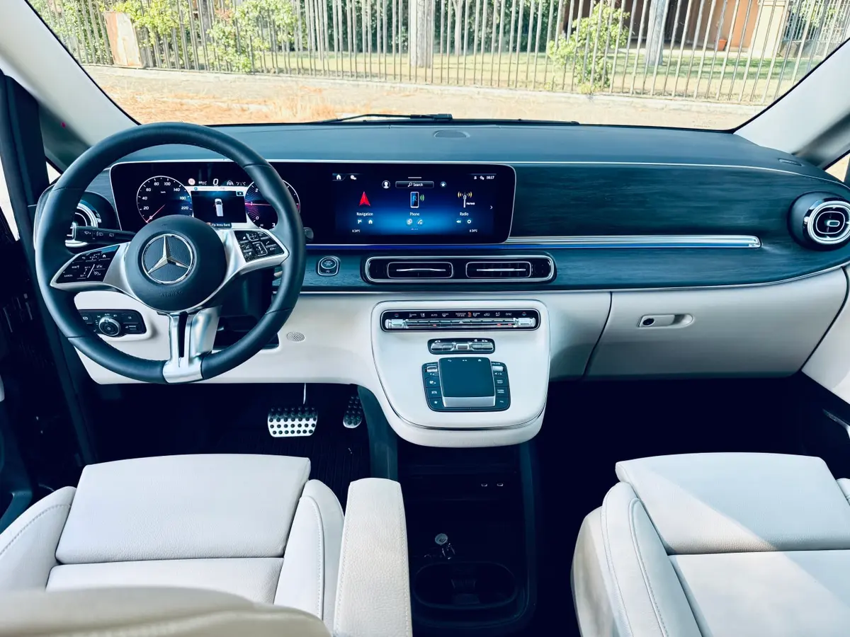Mercedes Benz V300 4x4 XL VIP (Captain, 7 seat) 2025, Heckansicht — Super Car Rental Switzerland, Switzerland. Mercedes Benz V300 4x4 XL VIP (Captain, 7 seat) in Switzerland Der Mercedes Benz V300 4x4…