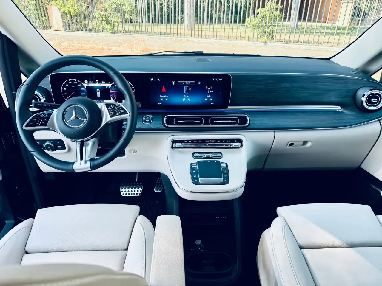 Mercedes Benz V300 4x4 XL VIP (Captain, 7 seat) 2025, Heckansicht — Super Car Rental Switzerland, Switzerland. Mercedes Benz V300 4x4 XL VIP (Captain, 7 seat) in Switzerland Der Mercedes Benz V300 4x4…