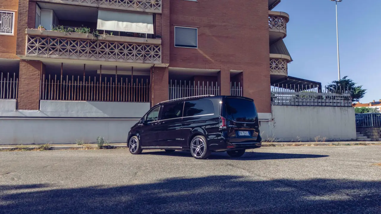 Mercedes Benz V300 4x4 XL VIP (Captain, 7 seat) 2025, Innenraum — Super Car Rental Switzerland, Switzerland. Mercedes Benz V300 4x4 XL VIP (Captain, 7 seat) in Switzerland Der Mercedes Benz V300 4x4…