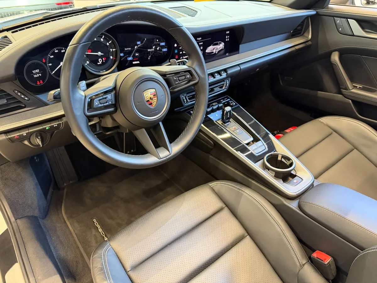 Porsche 911 Carrera S Cabrio (992) 2025, Frontansicht — Super Car Rental Switzerland, Switzerland. Porsche 911 Carrera S Cabrio (992) in Switzerland Das Porsche 911 Carrera S Cabrio (992),…