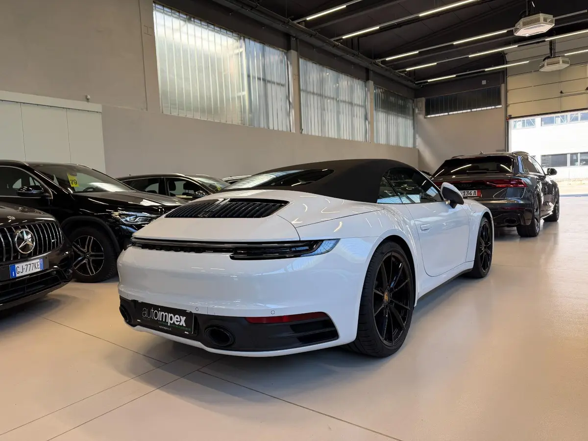 Porsche 911 Carrera S Cabrio (992) 2025, Seitenprofil — Super Car Rental Switzerland, Switzerland. Porsche 911 Carrera S Cabrio (992) in Switzerland Das Porsche 911 Carrera S Cabrio (992),…