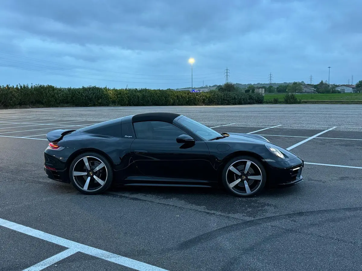 Porsche 911 Targa 2025, Frontansicht — Super Car Rental Switzerland, Switzerland. Porsche 911 Targa in Switzerland Der Porsche 911 Targa 2025 steht in der Schweiz als…