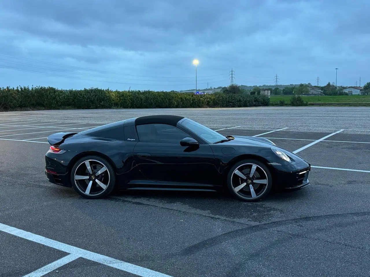 Porsche 911 Targa 2025, Frontansicht — Super Car Rental Switzerland, Switzerland. Porsche 911 Targa in Switzerland Der Porsche 911 Targa 2025 steht in der Schweiz als…
