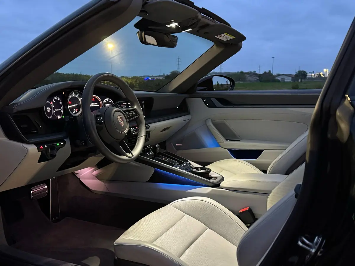 Porsche 911 Targa 2025, Heckansicht — Super Car Rental Switzerland, Switzerland. Porsche 911 Targa in Switzerland Der Porsche 911 Targa 2025 steht in der Schweiz als…