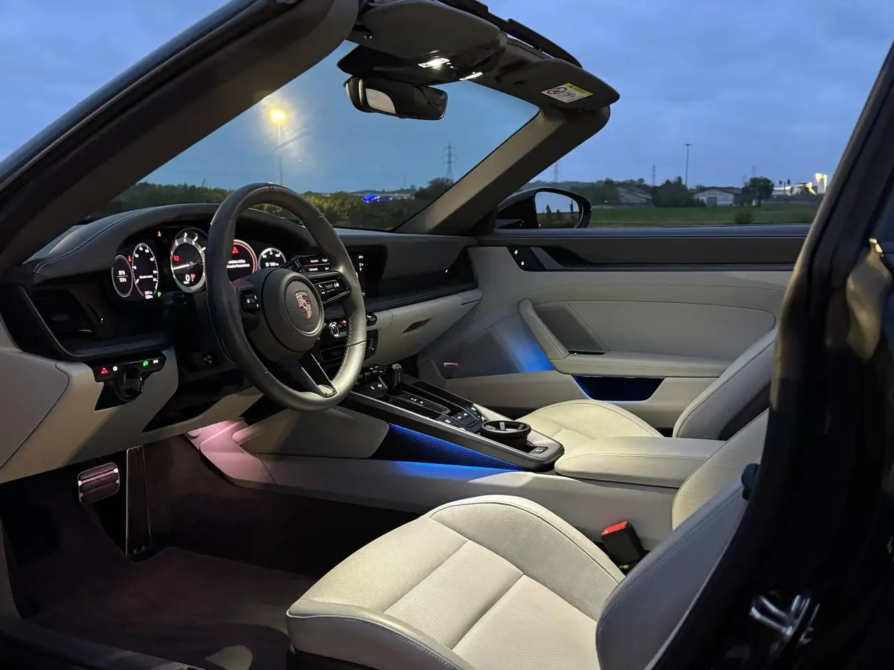 Porsche 911 Targa 2025, Heckansicht — Super Car Rental Switzerland, Switzerland. Porsche 911 Targa in Switzerland Der Porsche 911 Targa 2025 steht in der Schweiz als…