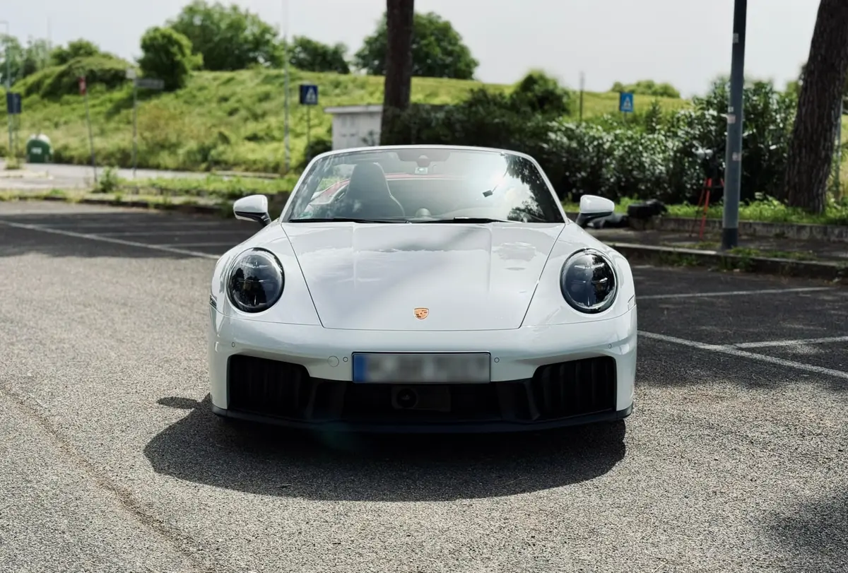 Porsche 992.2 Carrera 4 GTS Cabrio 2025, Außenansicht — Super Car Rental Switzerland, Switzerland. Porsche 992.2 Carrera 4 GTS Cabrio in Switzerland Der Porsche 992.2 Carrera 4 GTS Cabrio…