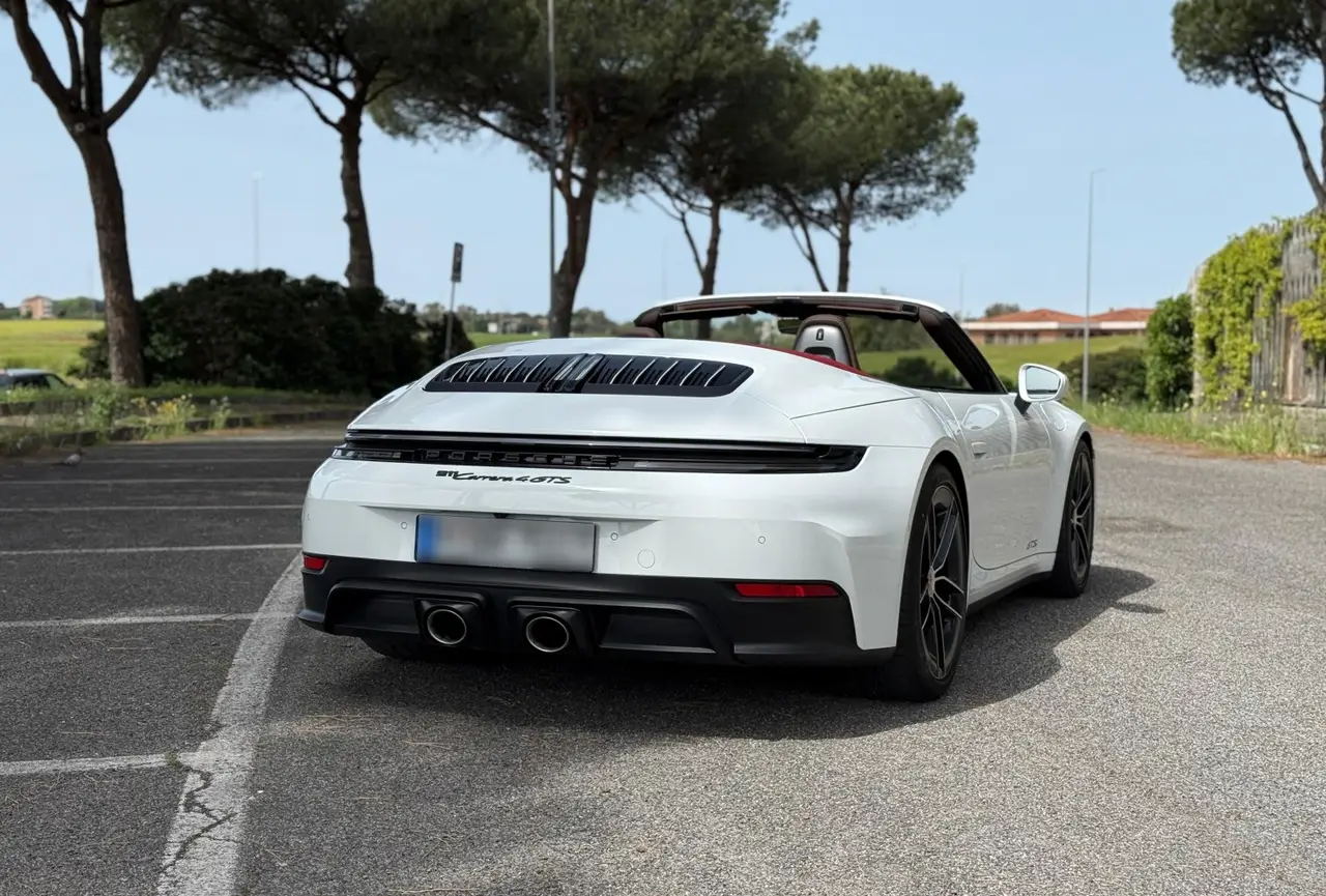 Porsche 992.2 Carrera 4 GTS Cabrio 2025, Heckansicht — Super Car Rental Switzerland, Switzerland. Porsche 992.2 Carrera 4 GTS Cabrio in Switzerland Der Porsche 992.2 Carrera 4 GTS Cabrio…