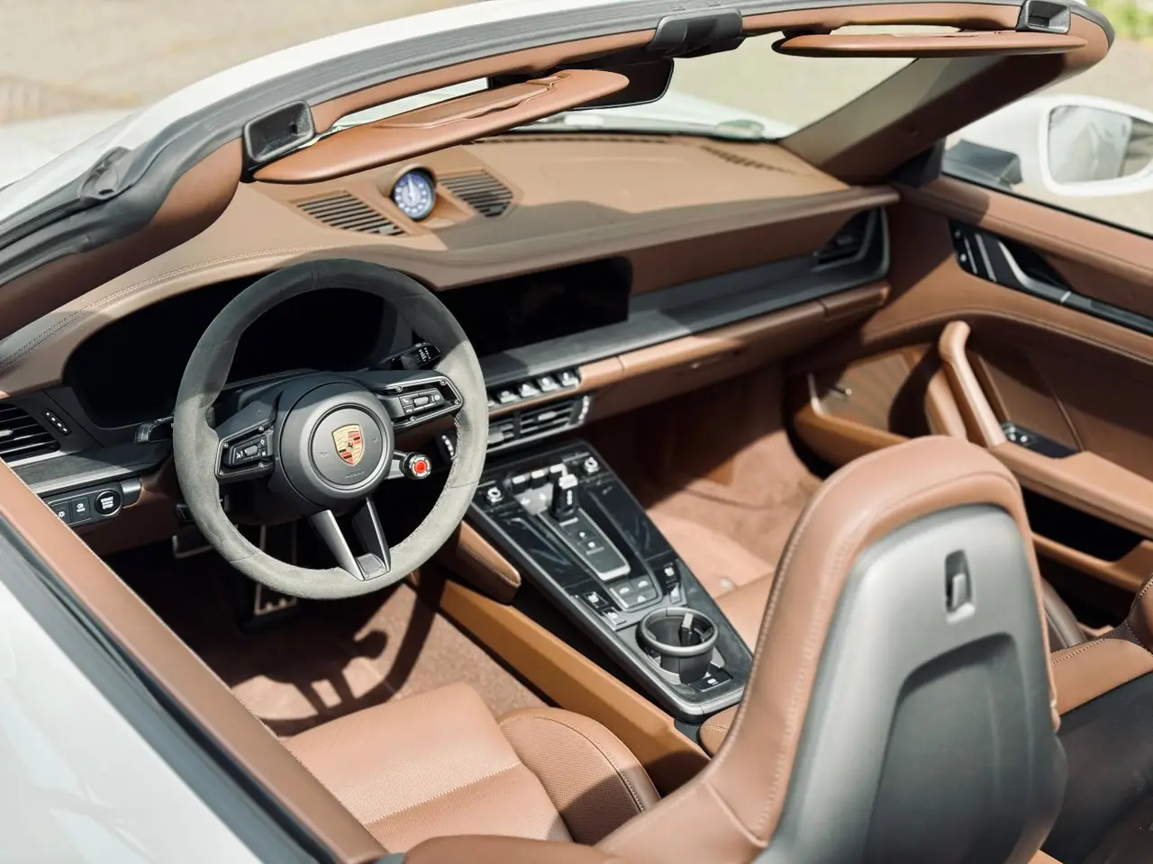 Porsche 992.2 Carrera 4 GTS Cabrio 2025, Innenraum — Super Car Rental Switzerland, Switzerland. Porsche 992.2 Carrera 4 GTS Cabrio in Switzerland Der Porsche 992.2 Carrera 4 GTS Cabrio…