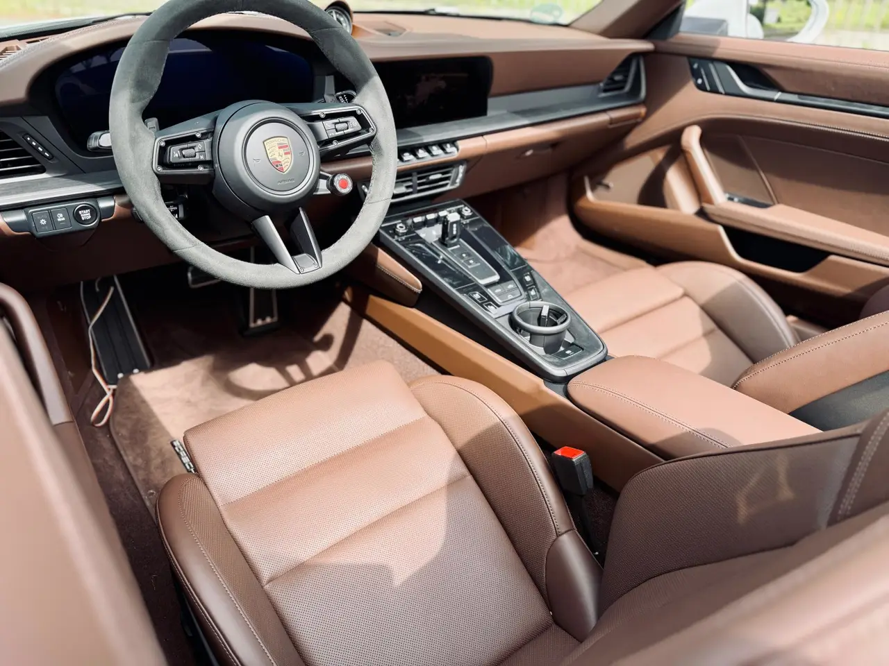Porsche 992.2 Carrera 4 GTS Cabrio 2025, Armaturenbrett — Super Car Rental Switzerland, Switzerland. Porsche 992.2 Carrera 4 GTS Cabrio in Switzerland Der Porsche 992.2 Carrera 4 GTS Cabrio…