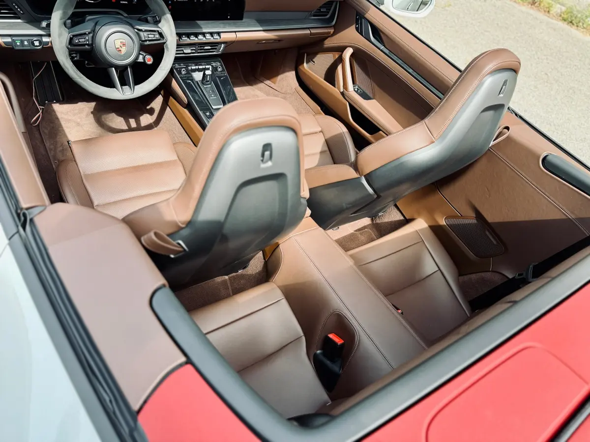 Porsche 992.2 Carrera 4 GTS Cabrio 2025, Seitenprofil — Super Car Rental Switzerland, Switzerland. Porsche 992.2 Carrera 4 GTS Cabrio in Switzerland Der Porsche 992.2 Carrera 4 GTS Cabrio…