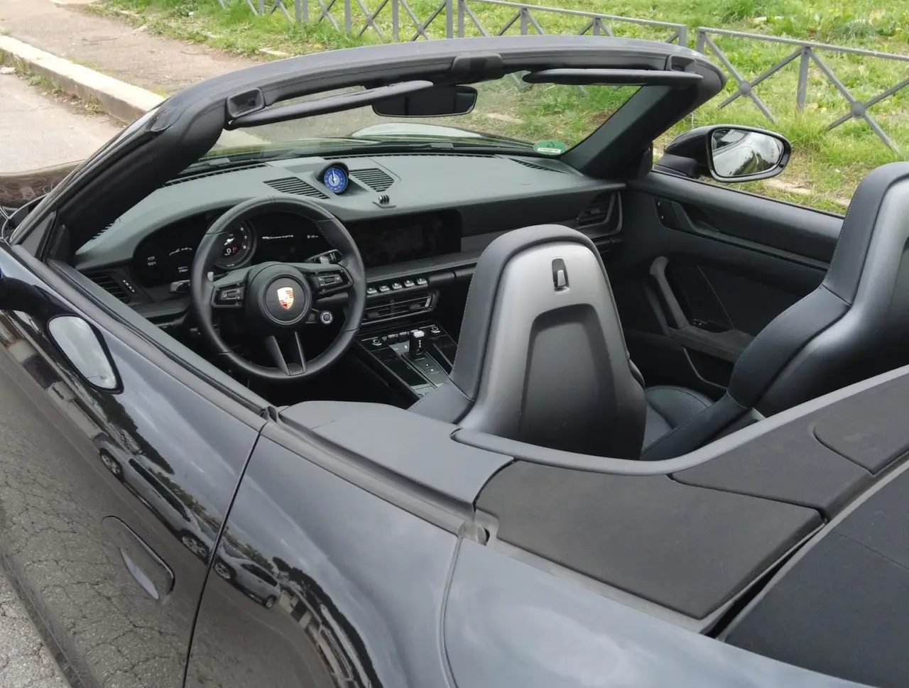Porsche 992 Carrera 4 GTS Cabrio 2024, intérieur — Super Car Rental Switzerland, Switzerland. Porsche 992 Carrera 4 GTS Cabrio in Switzerland La Porsche 992 Carrera 4 GTS Cabrio 2024…