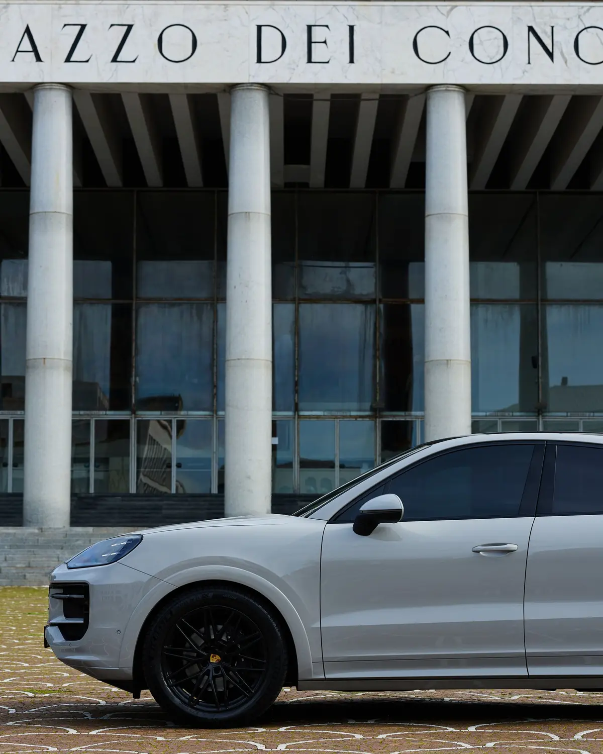Porsche Cayenne 2025, vue avant — Super Car Rental Switzerland, Switzerland. Porsche Cayenne in Switzerland La location d'un Porsche Cayenne 2025 en Suisse s'adresse…
