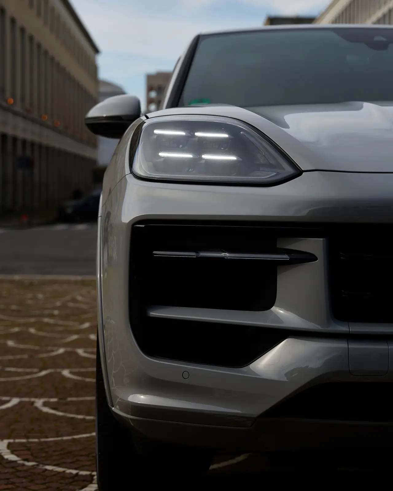 Porsche Cayenne 2025, vue arrière — Super Car Rental Switzerland, Switzerland. Porsche Cayenne in Switzerland La location d'un Porsche Cayenne 2025 en Suisse s'adresse…
