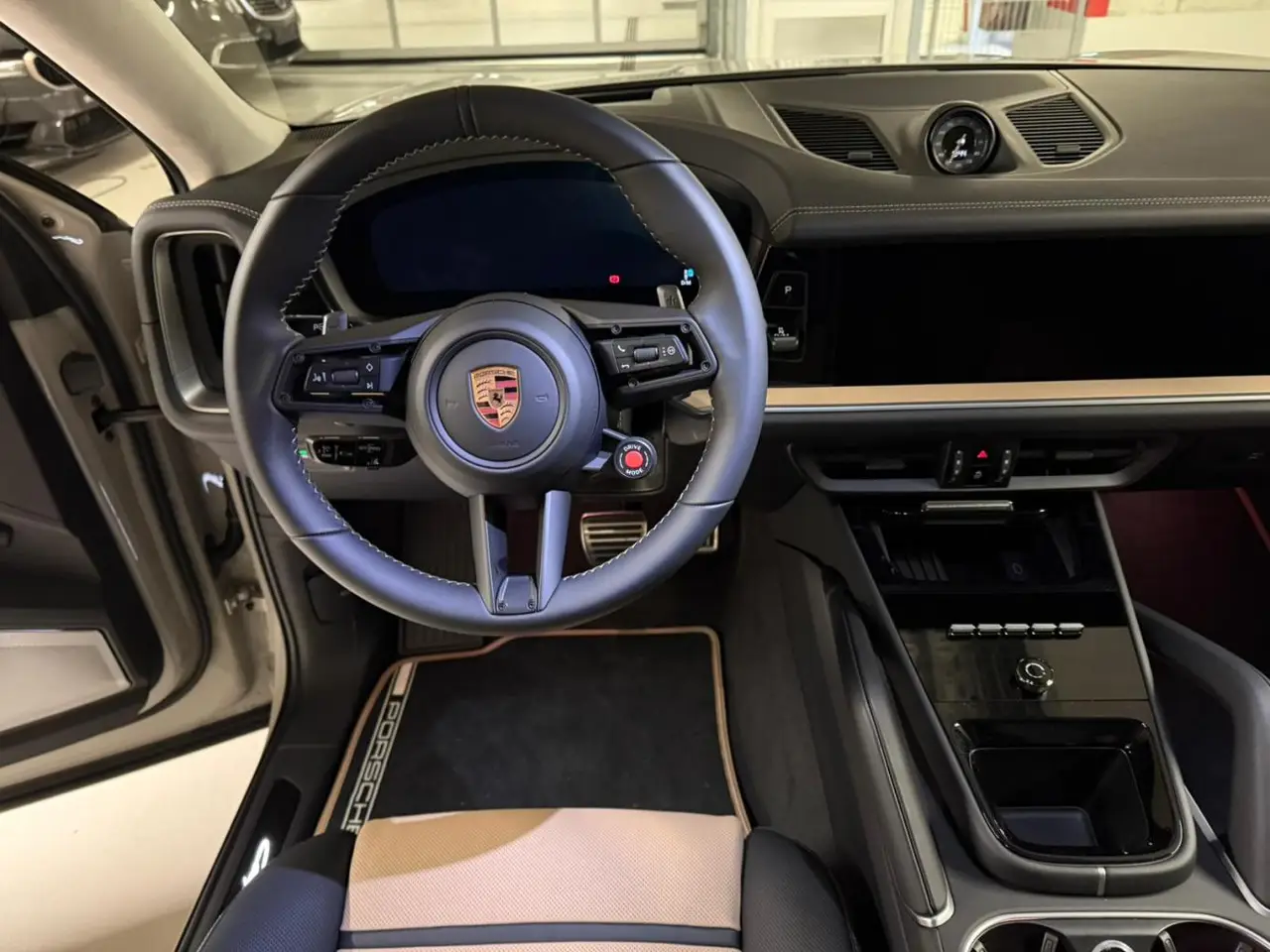 Porsche Cayenne Turbo E-Hybrid Coupé GT 2026, Außenansicht — Super Car Rental Switzerland, Switzerland. Porsche Cayenne Turbo E-Hybrid Coupé GT in Switzerland Der Porsche Cayenne Turbo E-Hybrid…
