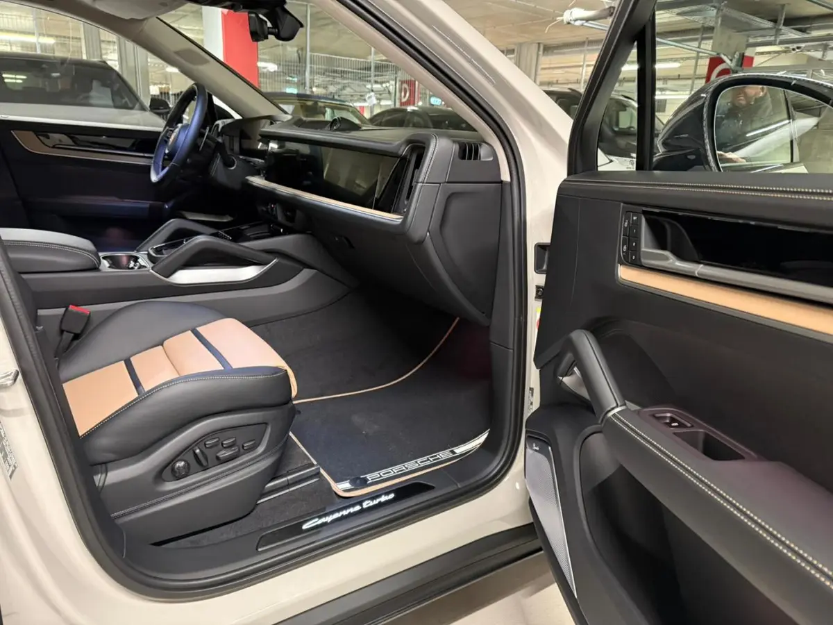 Porsche Cayenne Turbo E-Hybrid Coupé GT 2026, Heckansicht — Super Car Rental Switzerland, Switzerland. Porsche Cayenne Turbo E-Hybrid Coupé GT in Switzerland Der Porsche Cayenne Turbo E-Hybrid…