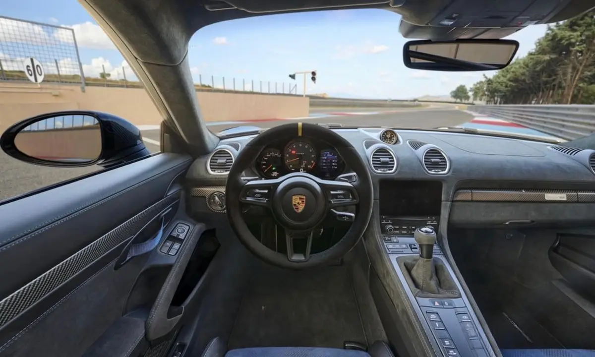 Porsche GT4 RS 2024, esterno — Super Car Rental Switzerland, Switzerland. Porsche GT4 RS in Switzerland Il Porsche GT4 RS 2024 è disponibile a noleggio in Svizzera…