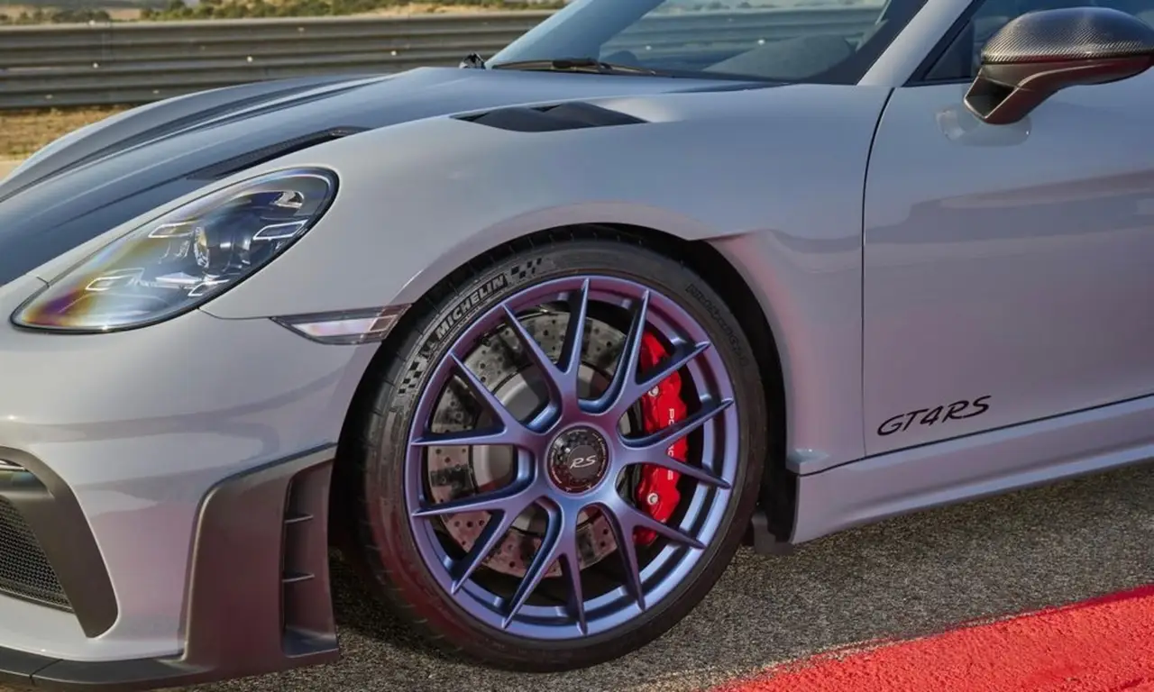 Porsche GT4 RS 2024, vista frontale — Super Car Rental Switzerland, Switzerland. Porsche GT4 RS in Switzerland Il Porsche GT4 RS 2024 è disponibile a noleggio in Svizzera…