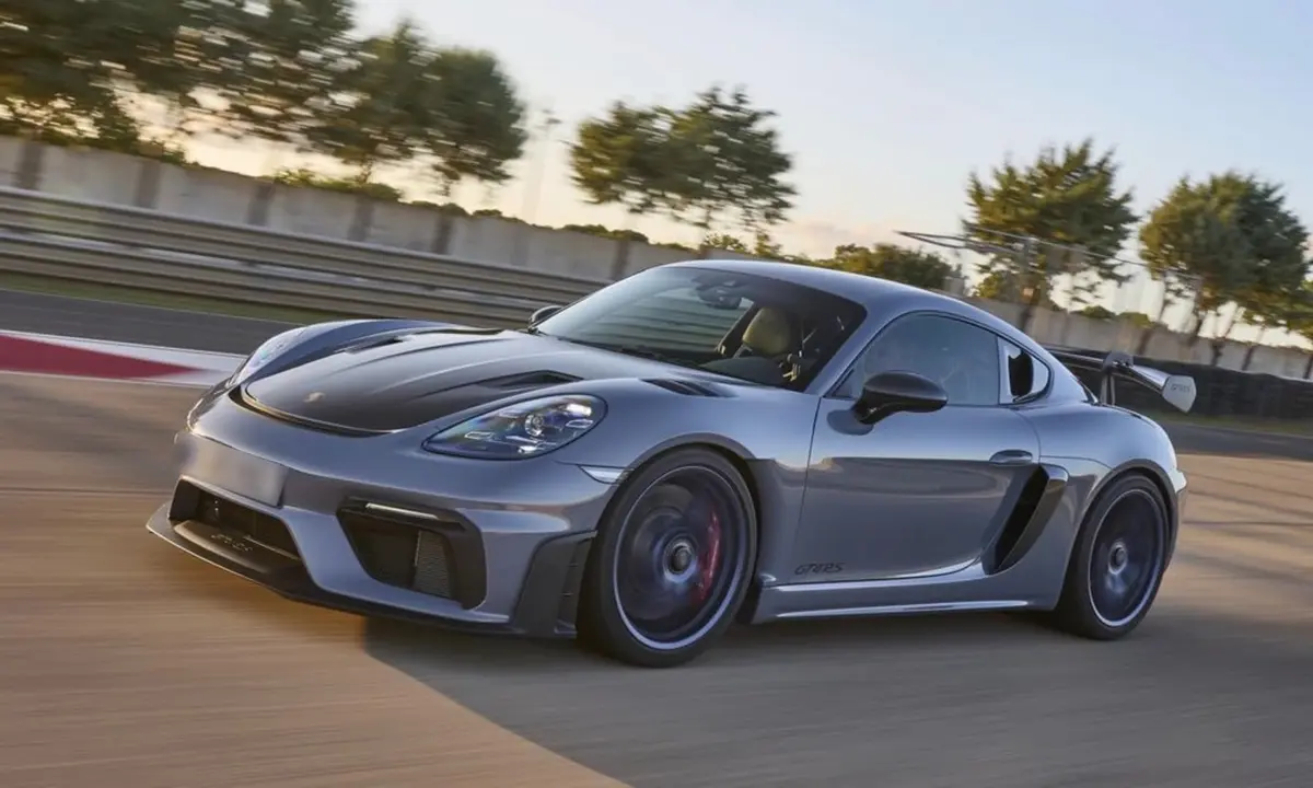 Porsche GT4 RS 2024, vista posteriore — Super Car Rental Switzerland, Switzerland. Porsche GT4 RS in Switzerland Il Porsche GT4 RS 2024 è disponibile a noleggio in Svizzera…