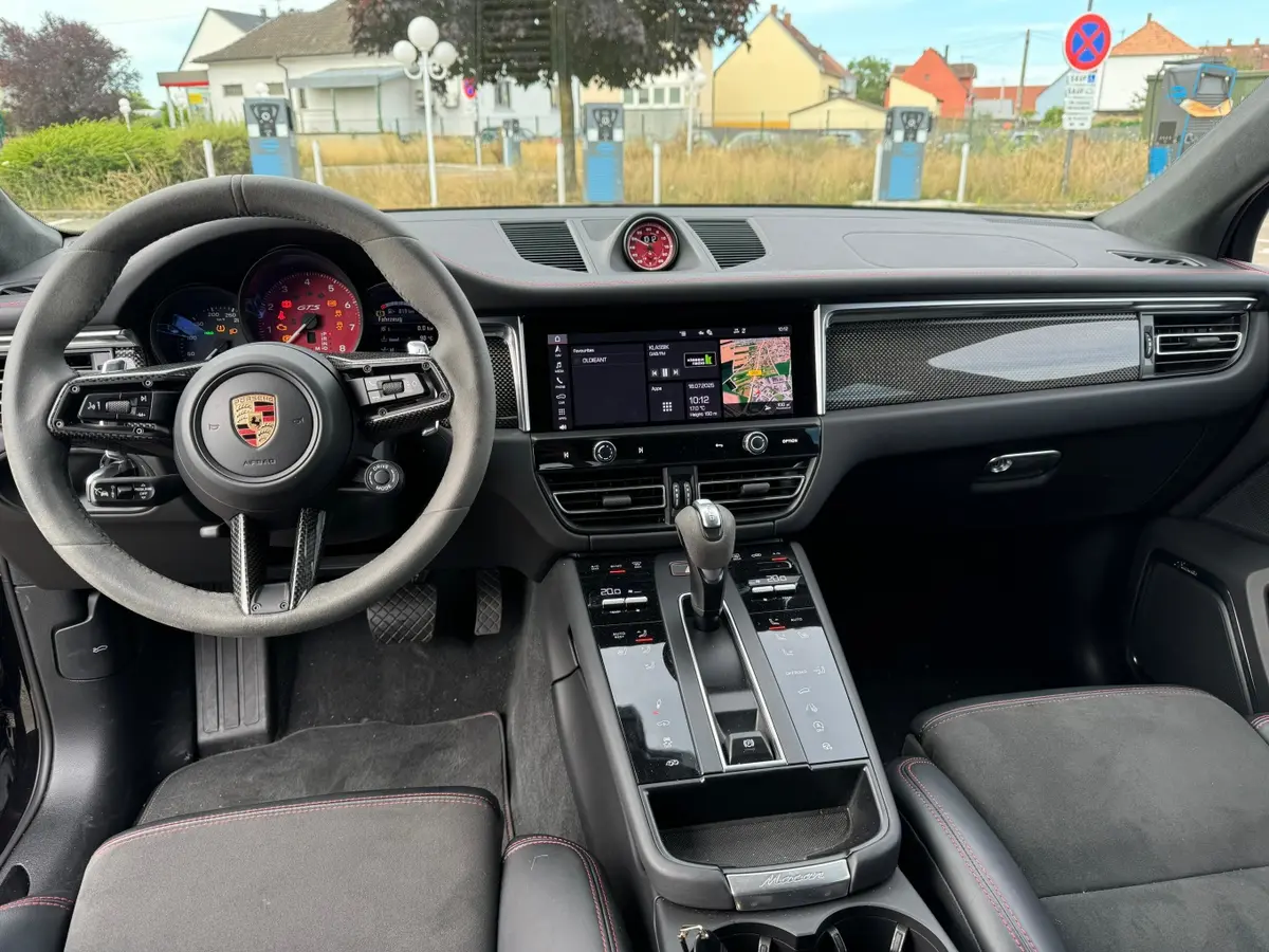 Porsche Macan GTS 2024, Außenansicht — Super Car Rental Switzerland, Switzerland. Porsche Macan GTS in Switzerland Der Porsche Macan GTS 2024 steht in Switzerland als…