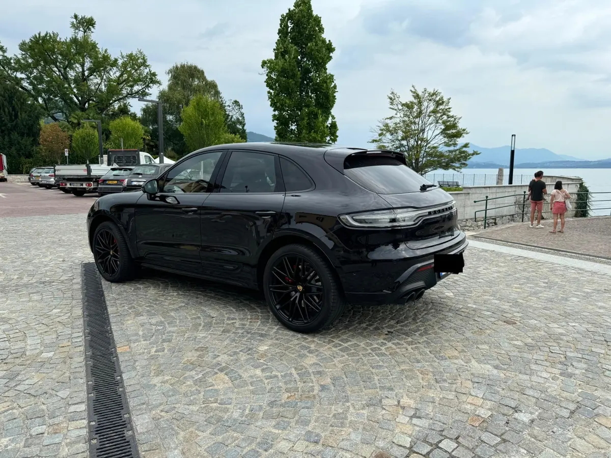 Porsche Macan GTS 2024, Frontansicht — Super Car Rental Switzerland, Switzerland. Porsche Macan GTS in Switzerland Der Porsche Macan GTS 2024 steht in Switzerland als…