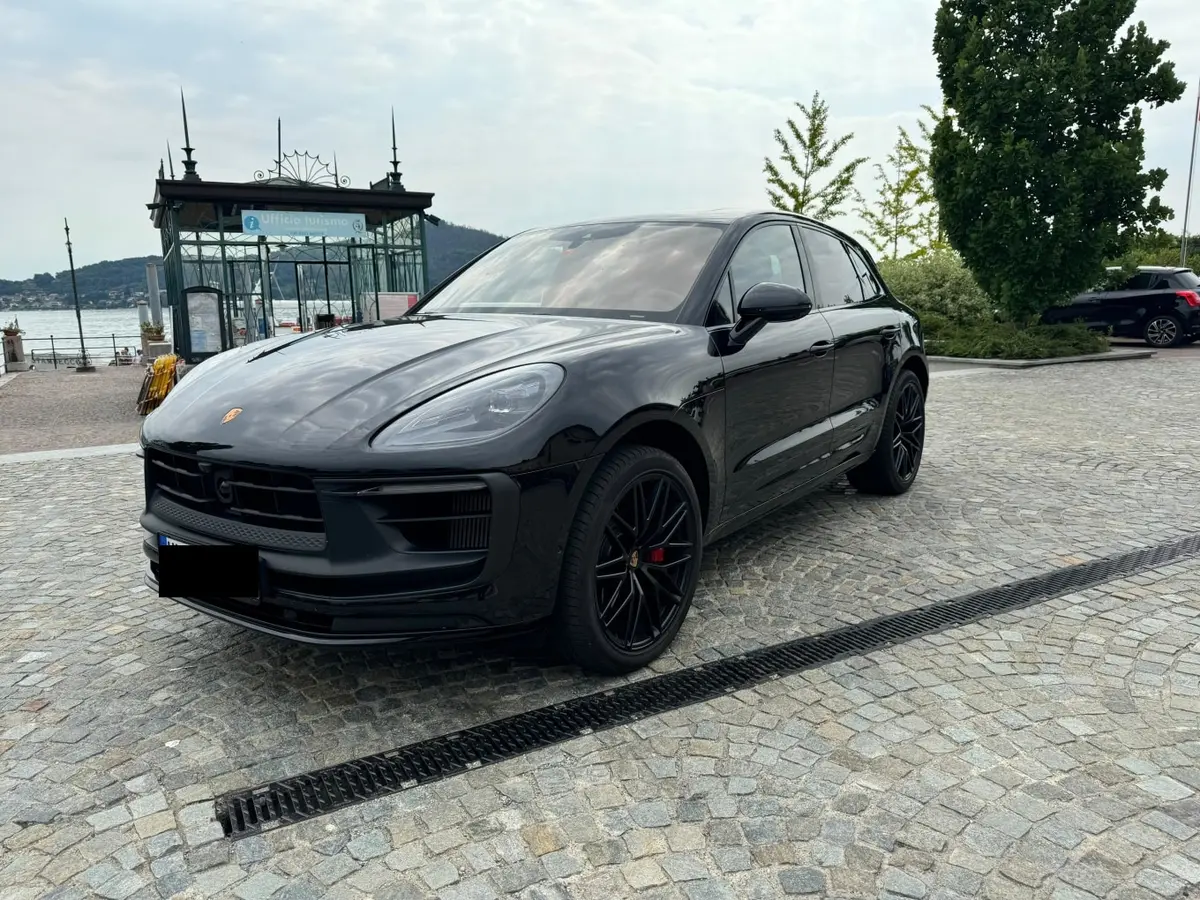 Porsche Macan GTS 2024, Heckansicht — Super Car Rental Switzerland, Switzerland. Porsche Macan GTS in Switzerland Der Porsche Macan GTS 2024 steht in Switzerland als…