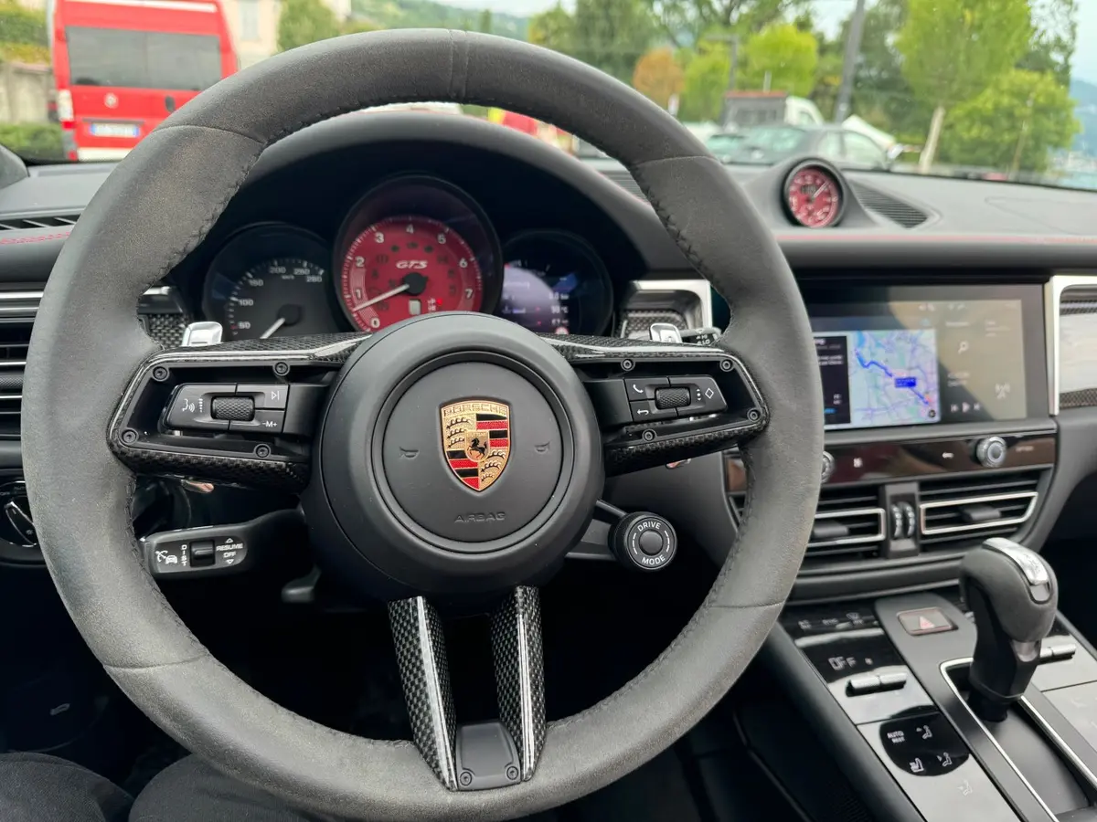 Porsche Macan GTS 2024, Innenraum — Super Car Rental Switzerland, Switzerland. Porsche Macan GTS in Switzerland Der Porsche Macan GTS 2024 steht in Switzerland als…
