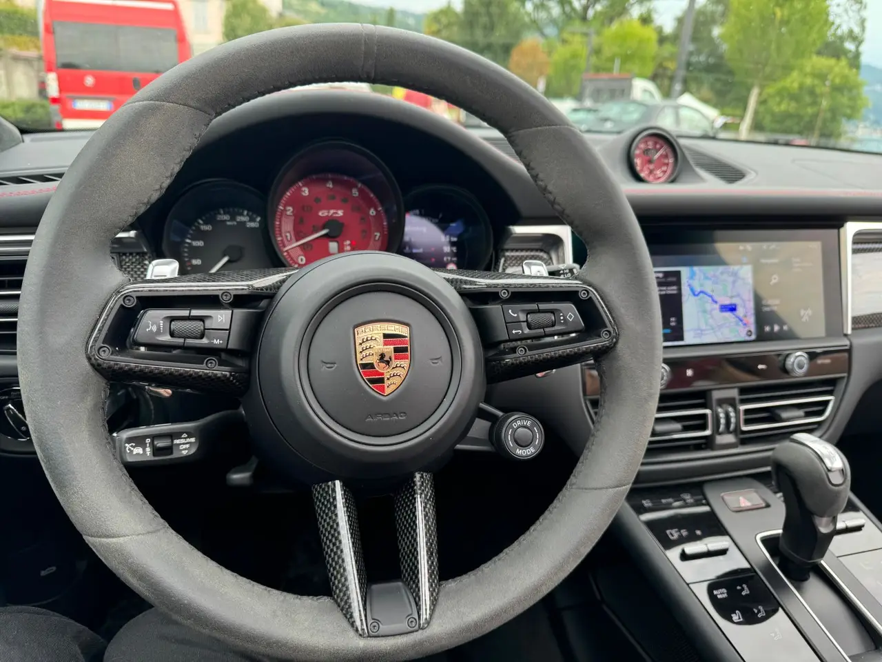 Porsche Macan GTS 2024, Innenraum — Super Car Rental Switzerland, Switzerland. Porsche Macan GTS in Switzerland Der Porsche Macan GTS 2024 steht in Switzerland als…