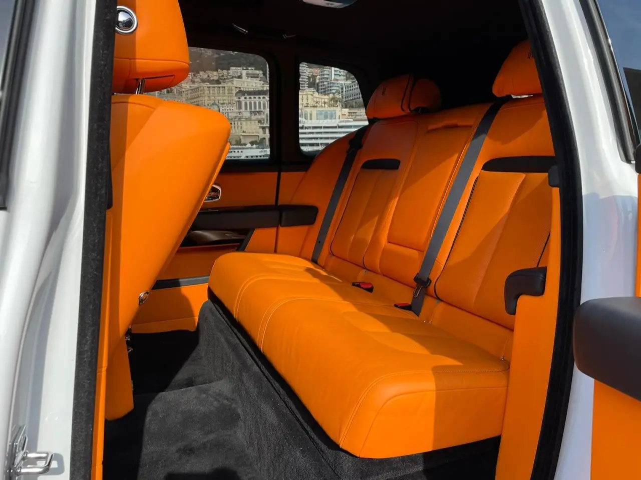 Rolls-Royce Cullinan 2022, Frontansicht — Super Car Rental Switzerland, Switzerland. Rolls-Royce Cullinan in Switzerland Der Rolls-Royce Cullinan aus dem Jahr 2022 steht in…