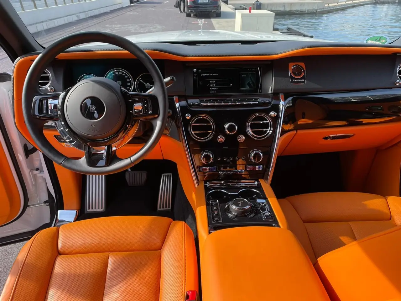 Rolls-Royce Cullinan 2022, Heckansicht — Super Car Rental Switzerland, Switzerland. Rolls-Royce Cullinan in Switzerland Der Rolls-Royce Cullinan aus dem Jahr 2022 steht in…