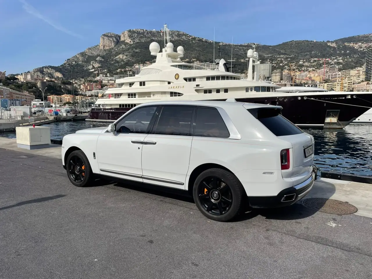 Rolls-Royce Cullinan 2022, Außenansicht — Super Car Rental Switzerland, Switzerland. Rolls-Royce Cullinan in Switzerland Der Rolls-Royce Cullinan aus dem Jahr 2022 steht in…